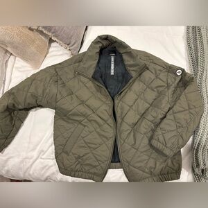 Vuori women’s Halo insulated jacket olive M- zip front. Perfect condition
